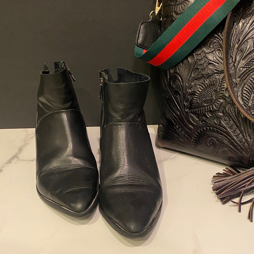 Sleek “Made in Italy”  Black pointed toe Booties